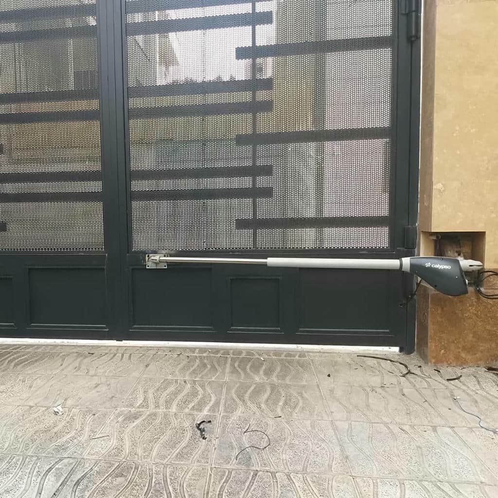 سفارش درب پارکینگ جک دار بازویی متناسب با ورودی در اهواز