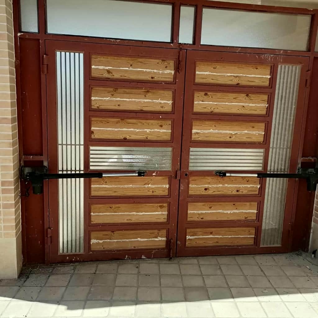 اجرای جک درب پارکینگ ایرانی بازویی با تنظیم حرفه‌ای در اهواز