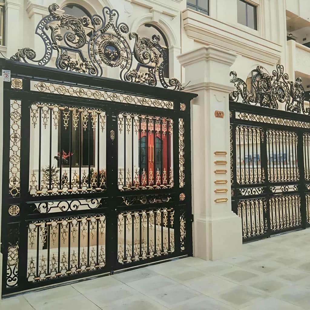 تولید درب پارکینگ کلاسیک کتیبه دار با فرفورژه متقارن در اهواز