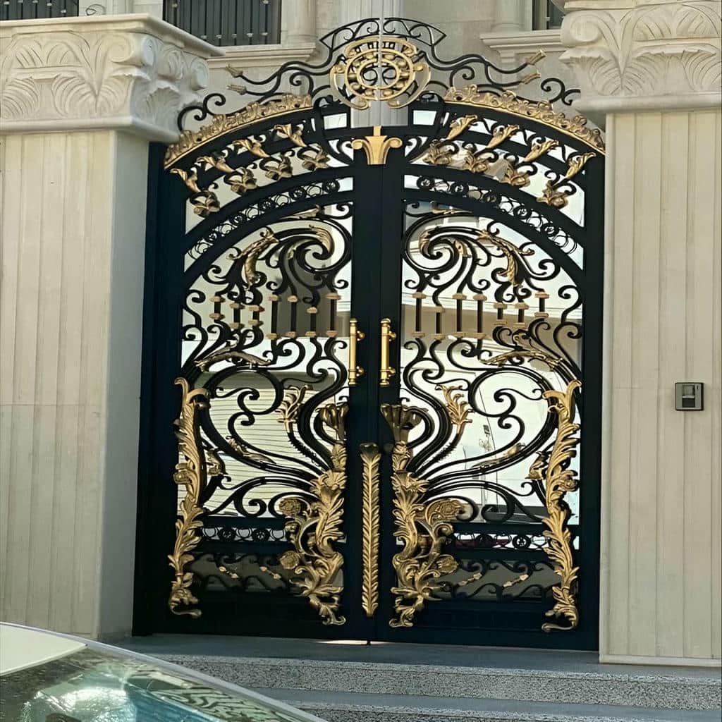 خرید درب ویلایی لولایی حیاط بزرگ در اهواز با بررسی شعاع بازشو