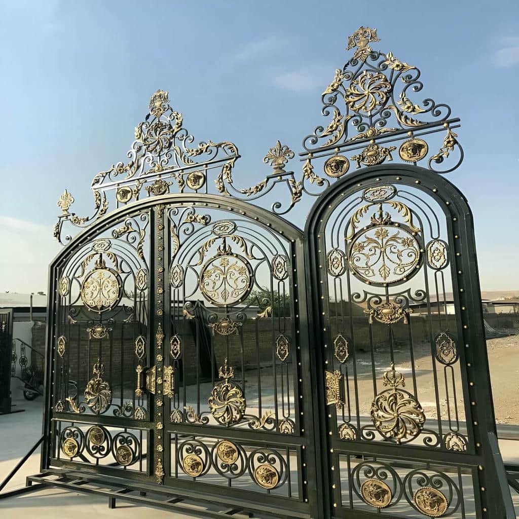 درب آهنی دو لنگه فرفورژه مناسب ورودی ویلا در اهواز