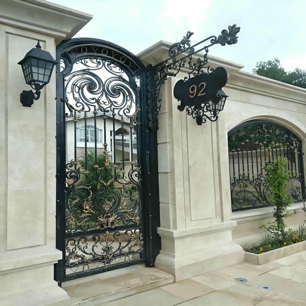 اجرای درب پارکینگ ریلی ریل زمینی با زیرسازی مناسب در اهواز