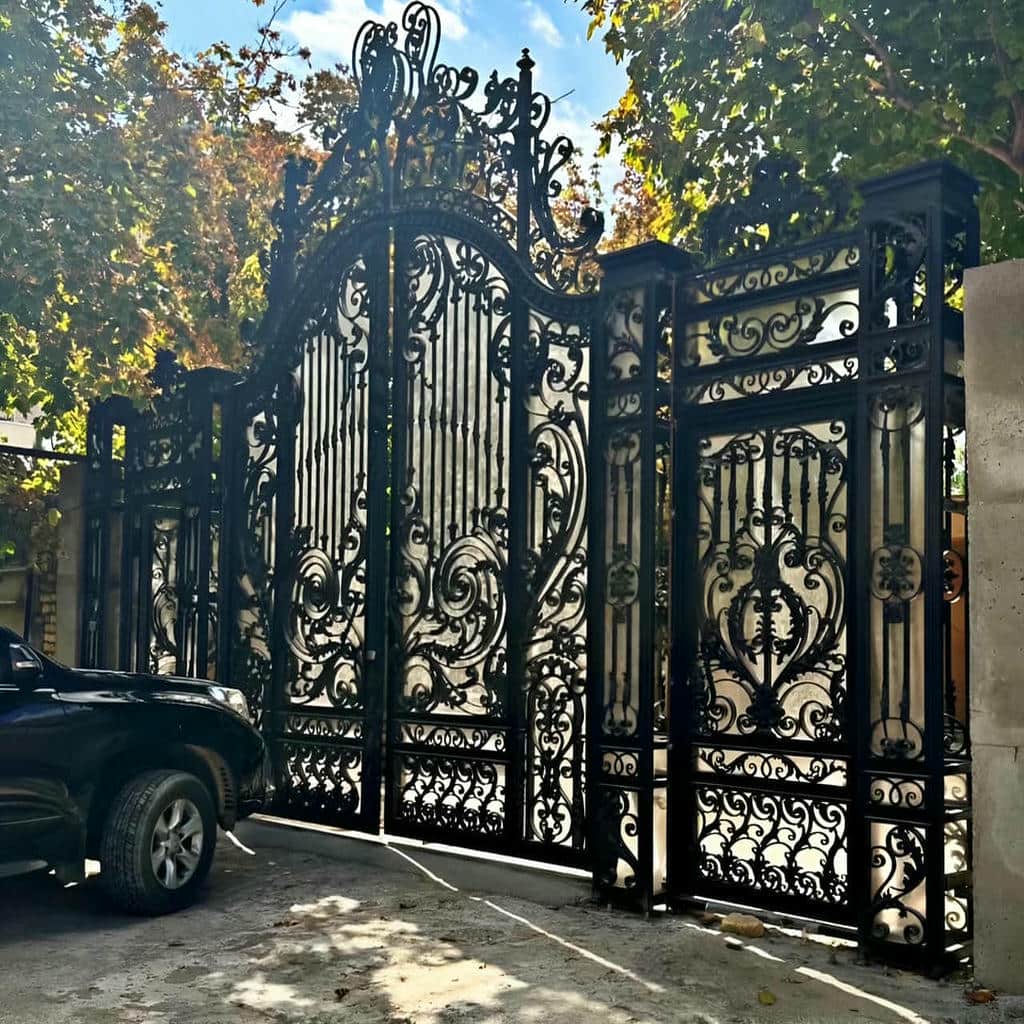 اجرای درب حیاط نمای آجری فرفورژه در اهواز
