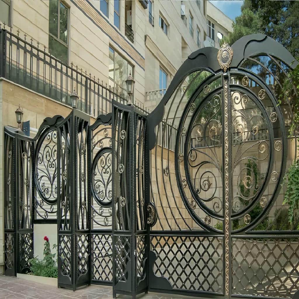 درب پارکینگ فرفورژه نمای رومی با ترکیب ورق و تزئینات در اهواز