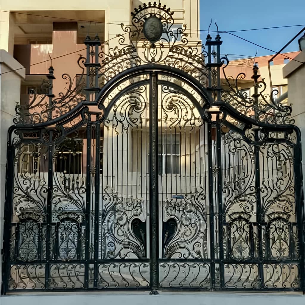 درب فرفورژه نمای رومی تاج‌دار مناسب ورودی ویلا در اهواز