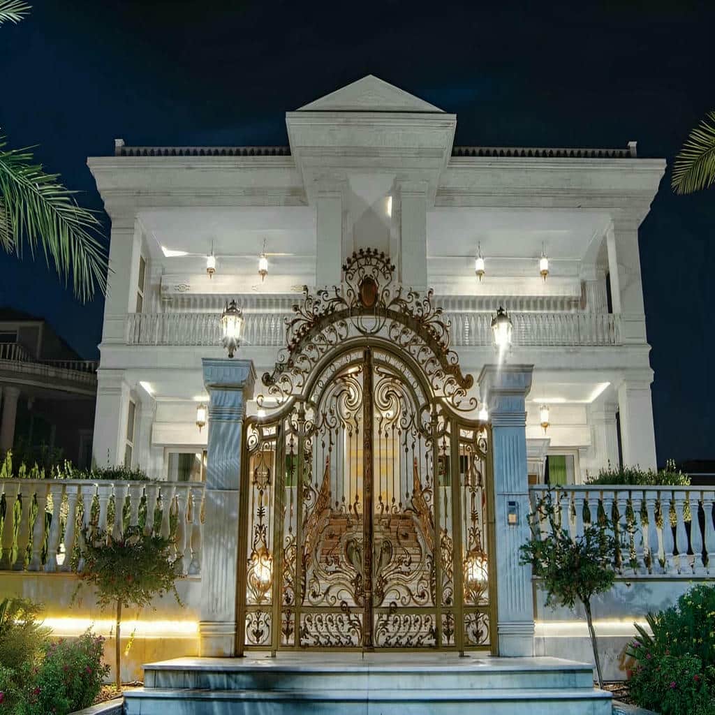 نصب درب پارکینگ کلاسیک کتیبه دار با کنترل تراز قاب در اهواز نصب درب پارکینگ کلاسیک کتیبه دار با کنترل تراز قاب در اهواز