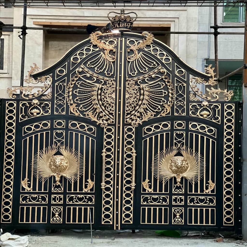 درب فلزی ویلایی مدرن نمای سنگی در اهواز با خطوط عمودی