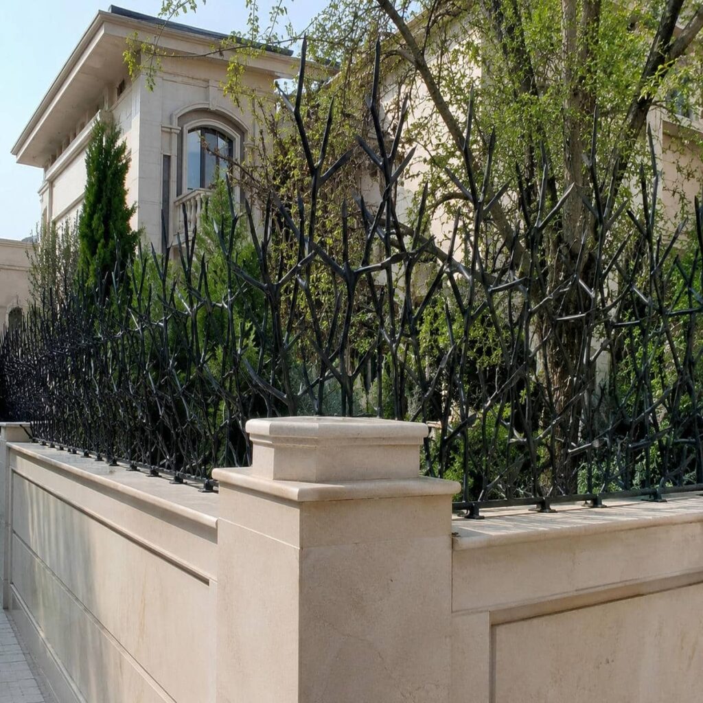 حفاظ دیوار فلزی ردیفی با چیدمان منظم در اهواز