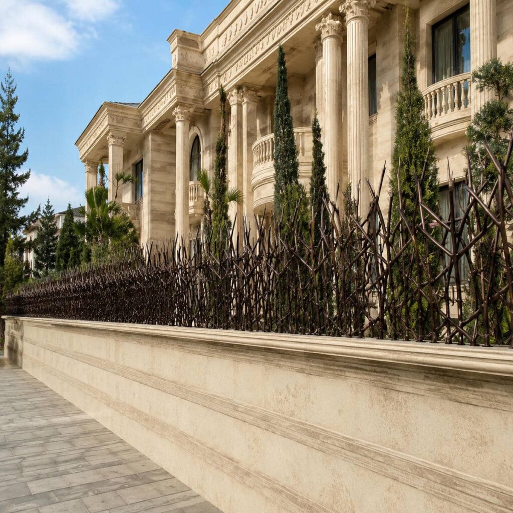 نصب حفاظ دیوار سیم خاردار ترکیبی روی بستر سنگی در اهواز نصب حفاظ دیوار سیم خاردار ترکیبی روی بستر سنگی در اهواز