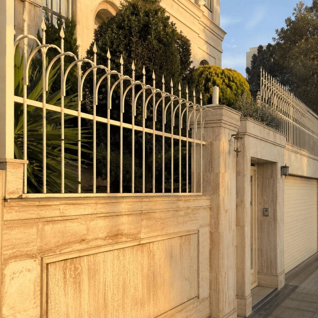 سفارش حفاظ سیم خاردار ترکیبی متناسب با تاج دیوار در اهواز