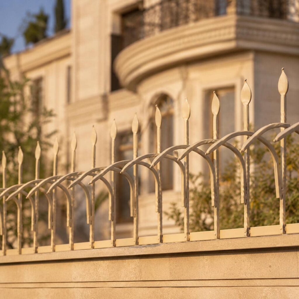 حفاظ متراکم برای دیوار کوتاه حیاط خانه در اهواز