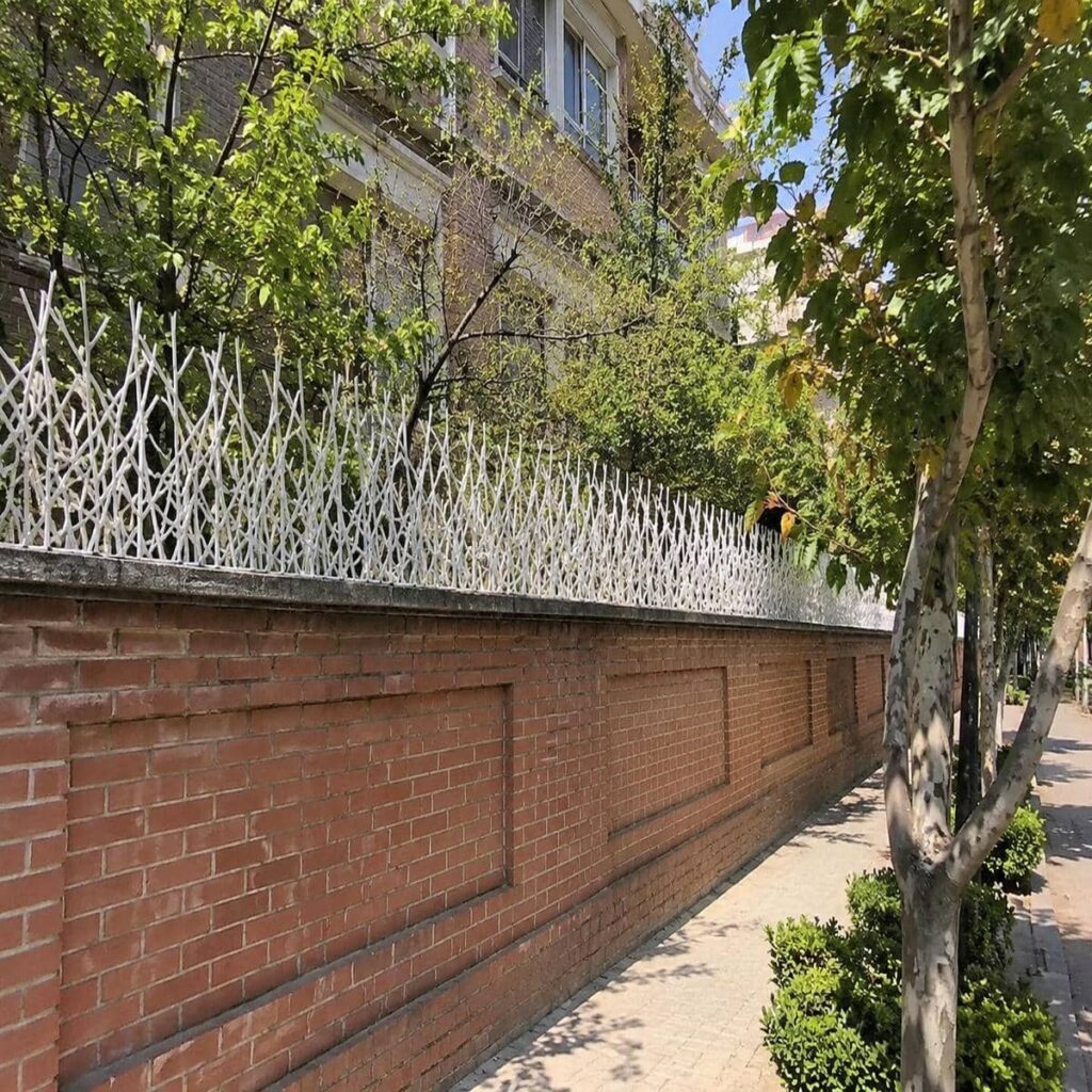 حفاظ دیوار ویلا نمای سنگی با فرم هماهنگ در اهواز