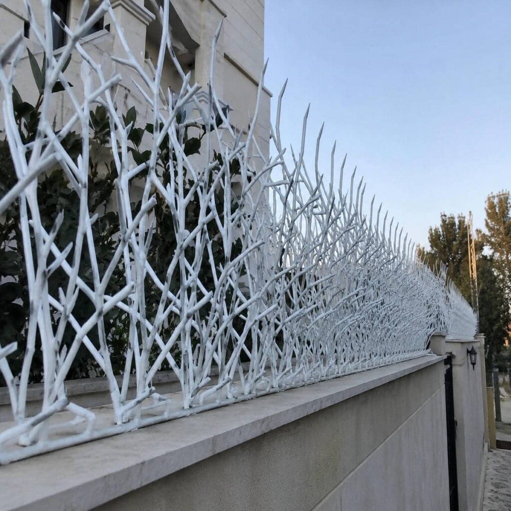 نصب حفاظ روی دیوار سنگی حیاط مسکونی در اهواز