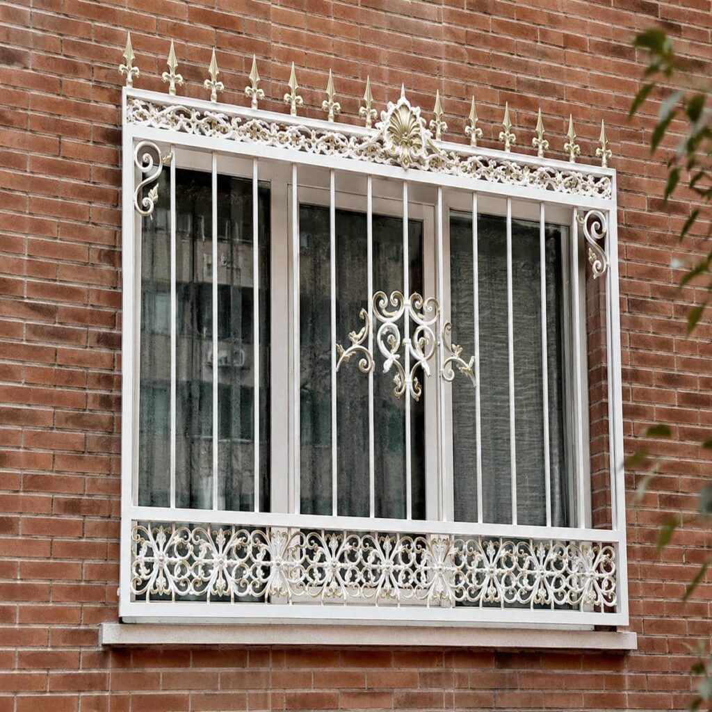 حفاظ پنجره قوسی کتیبه دار قوس کم‌خیز برای نمای ساختمان در اهواز