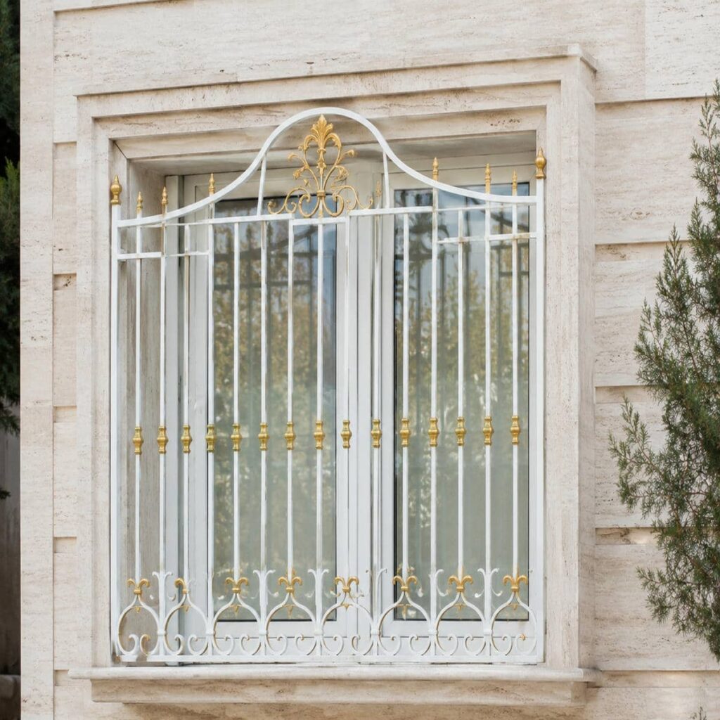 اجرای حفاظ پنجره ویلایی نمای باغ با قاب کم‌تراکم در اهواز