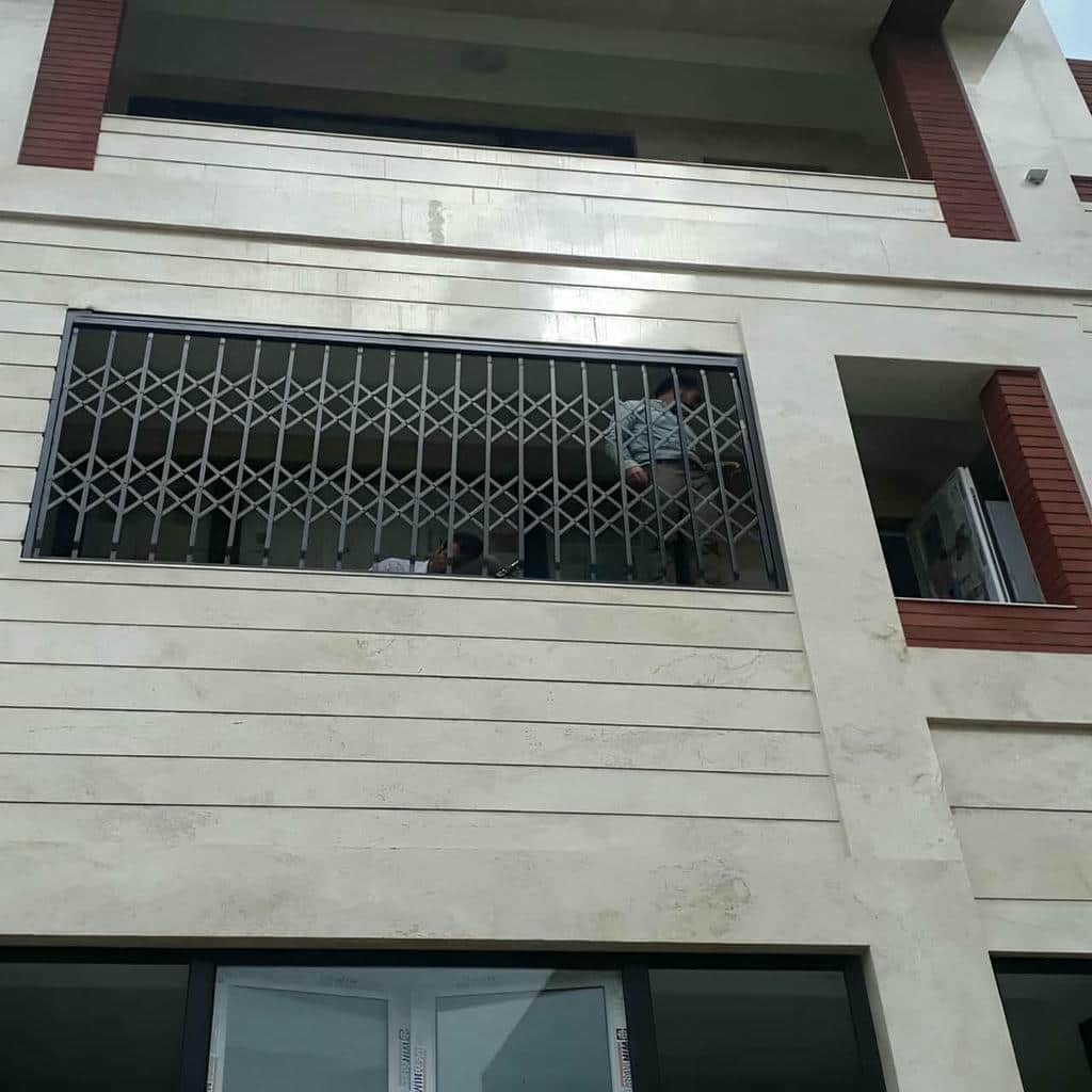 نصب حفاظ پنجره ریلی بازشو با تراز دقیق ریل در اهواز نصب حفاظ پنجره ریلی بازشو با تراز دقیق ریل در اهواز