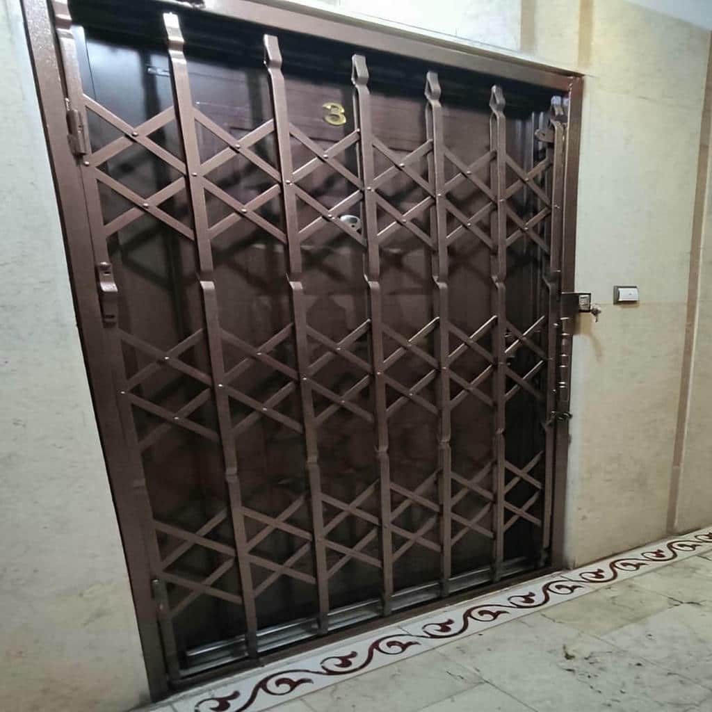 حفاظ درب ورودی رنگ تیره با قفل مقاوم