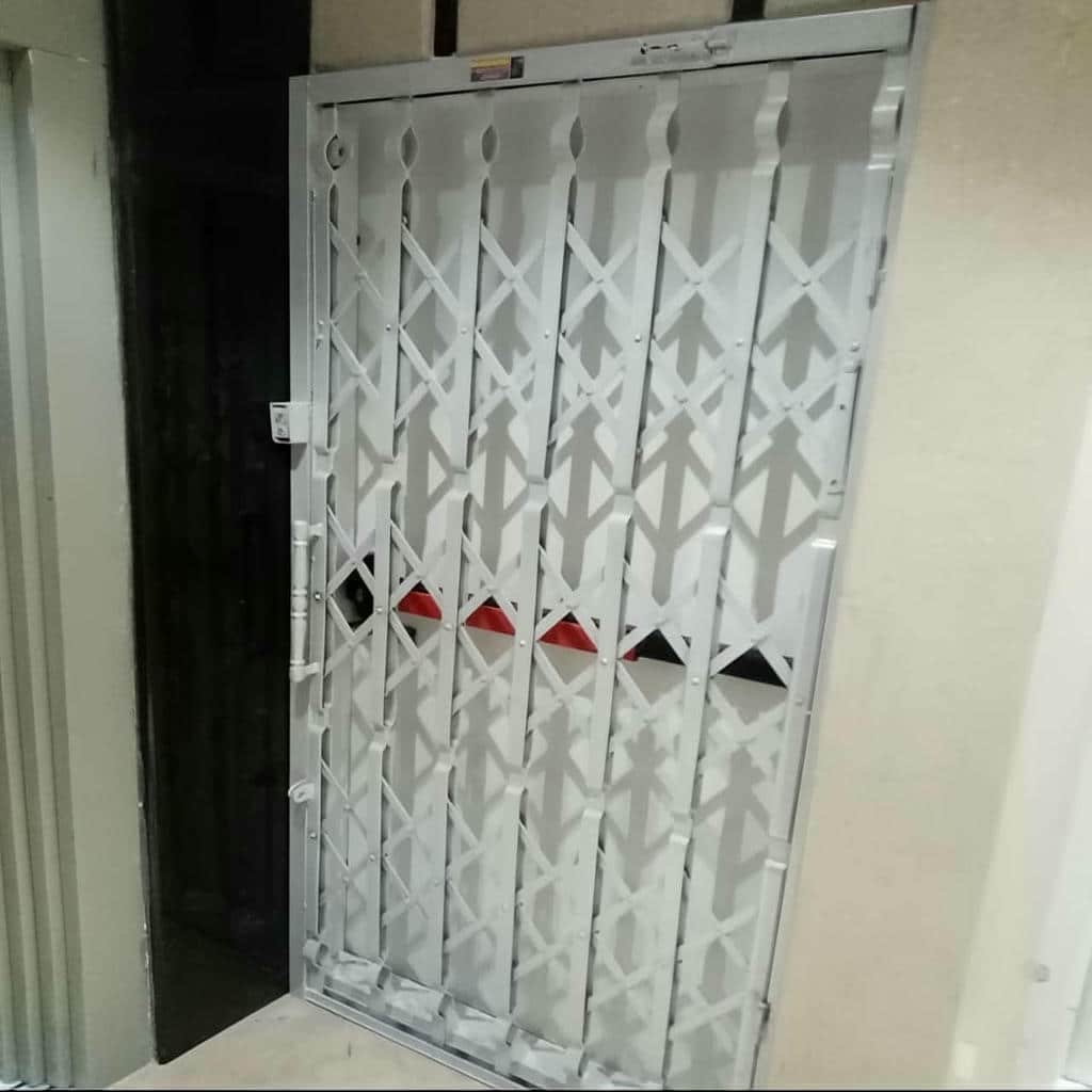 گارد درب ورودی با قفل مقاوم
