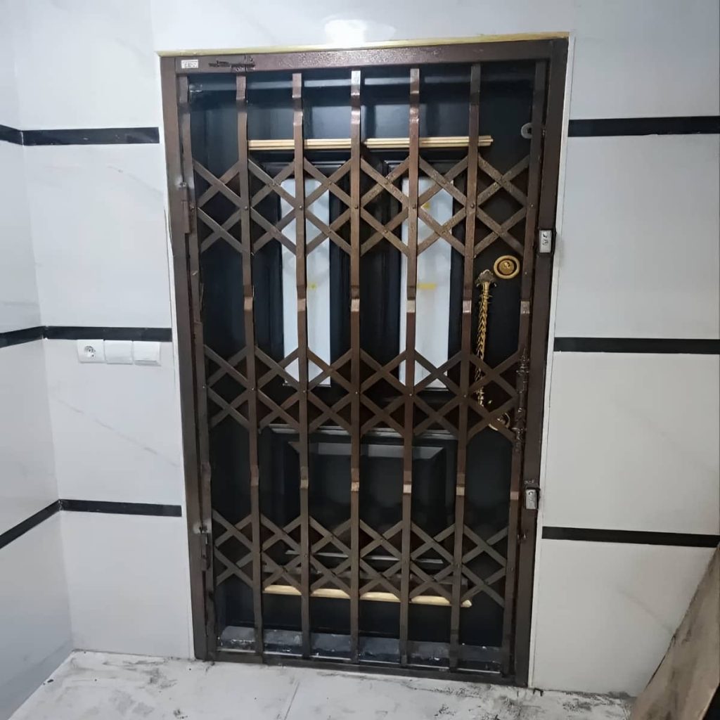 محافظ آکاردئونی درب منزل با طراحی ساده