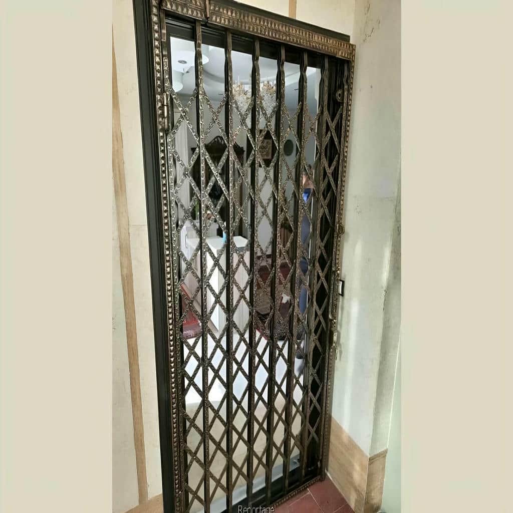 حفاظ ضربدری آکاردئونی درب قدیمی ساختمان