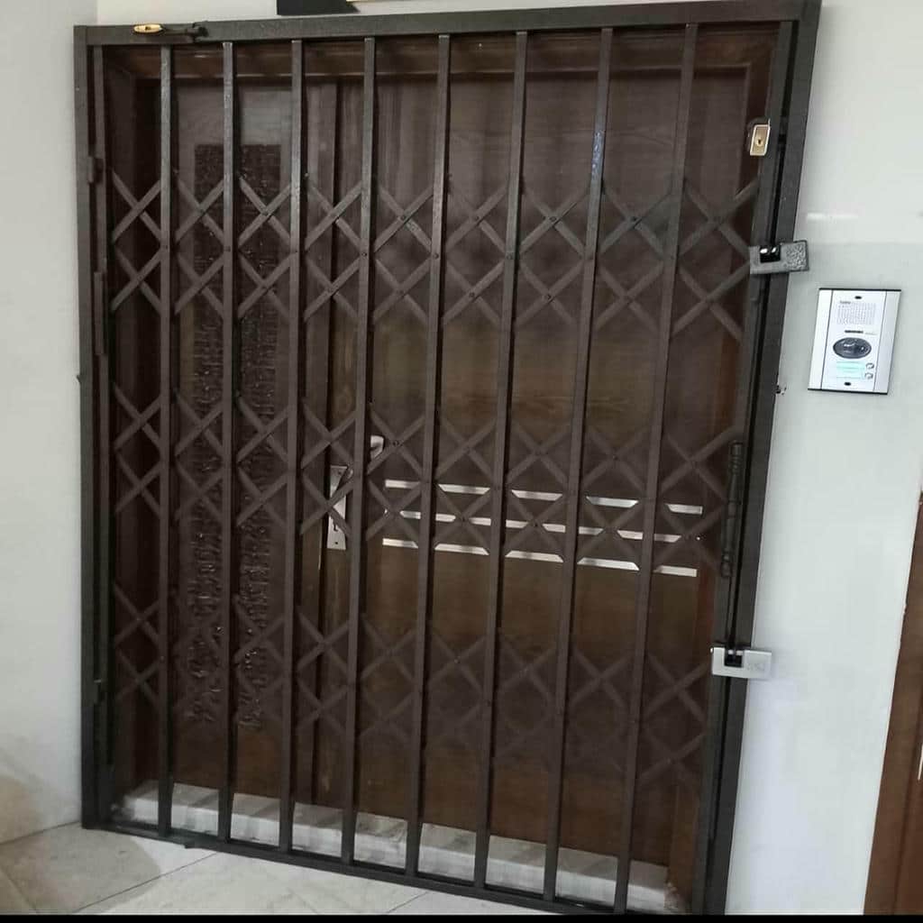 حفاظ آکاردئونی مشبک ورودی ساختمان