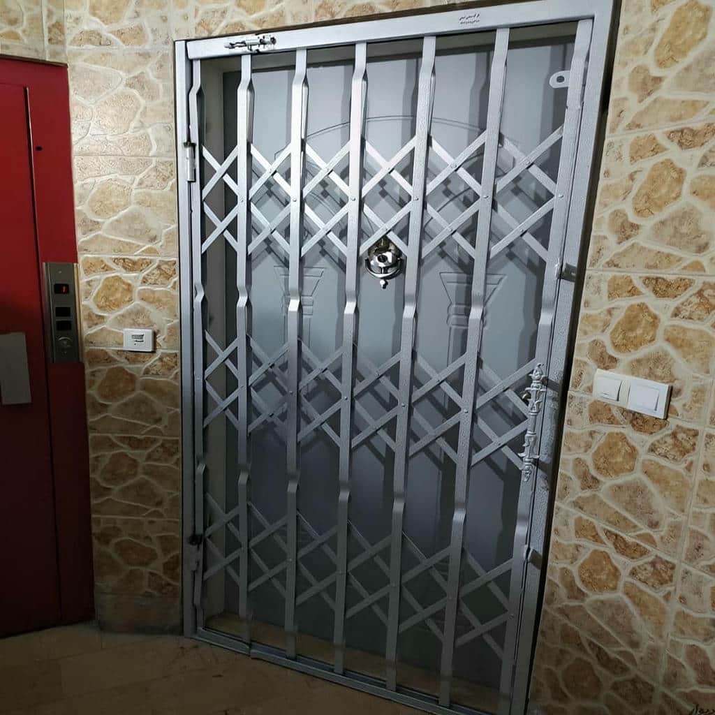 درب آکاردئونی سفید ساختمان مسکونی اهواز