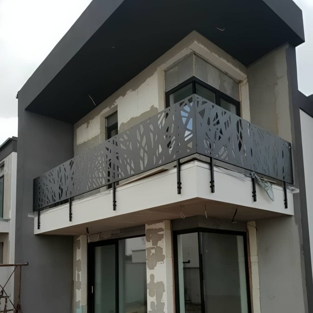 نرده چوبی راه پله رنگ گردویی