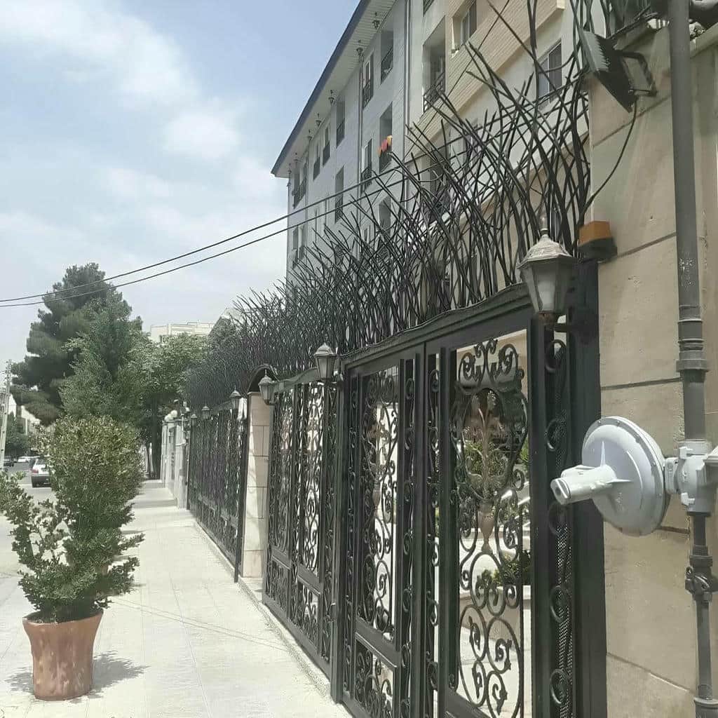 نرده حفاظ دیوار با فرم شاخه ای مدرن