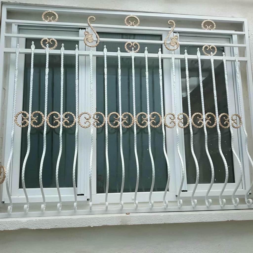 محافظ پنجره آهنی با فرم کلاسیک