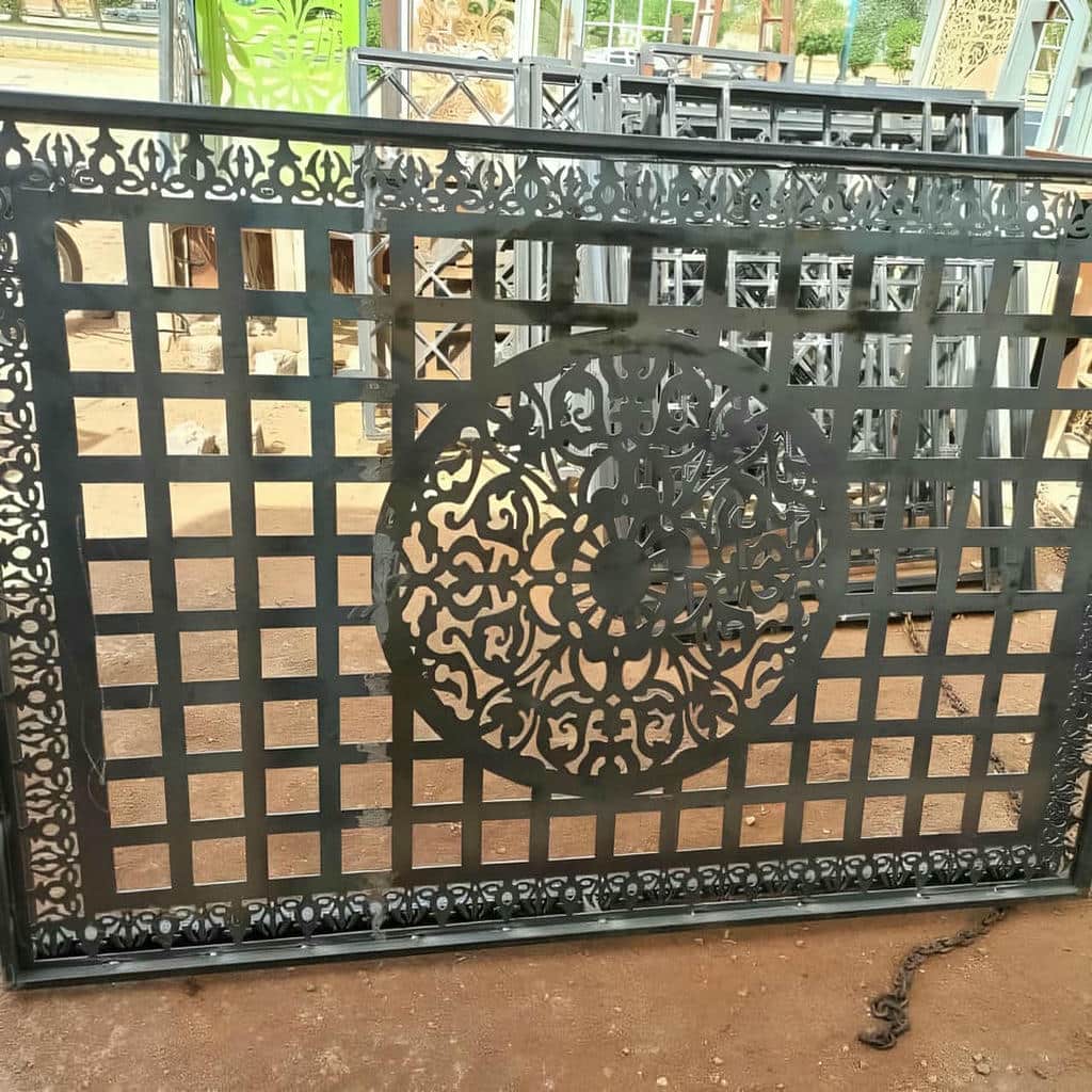 حفاظ پنجره مشبک با فرم کلاسیک