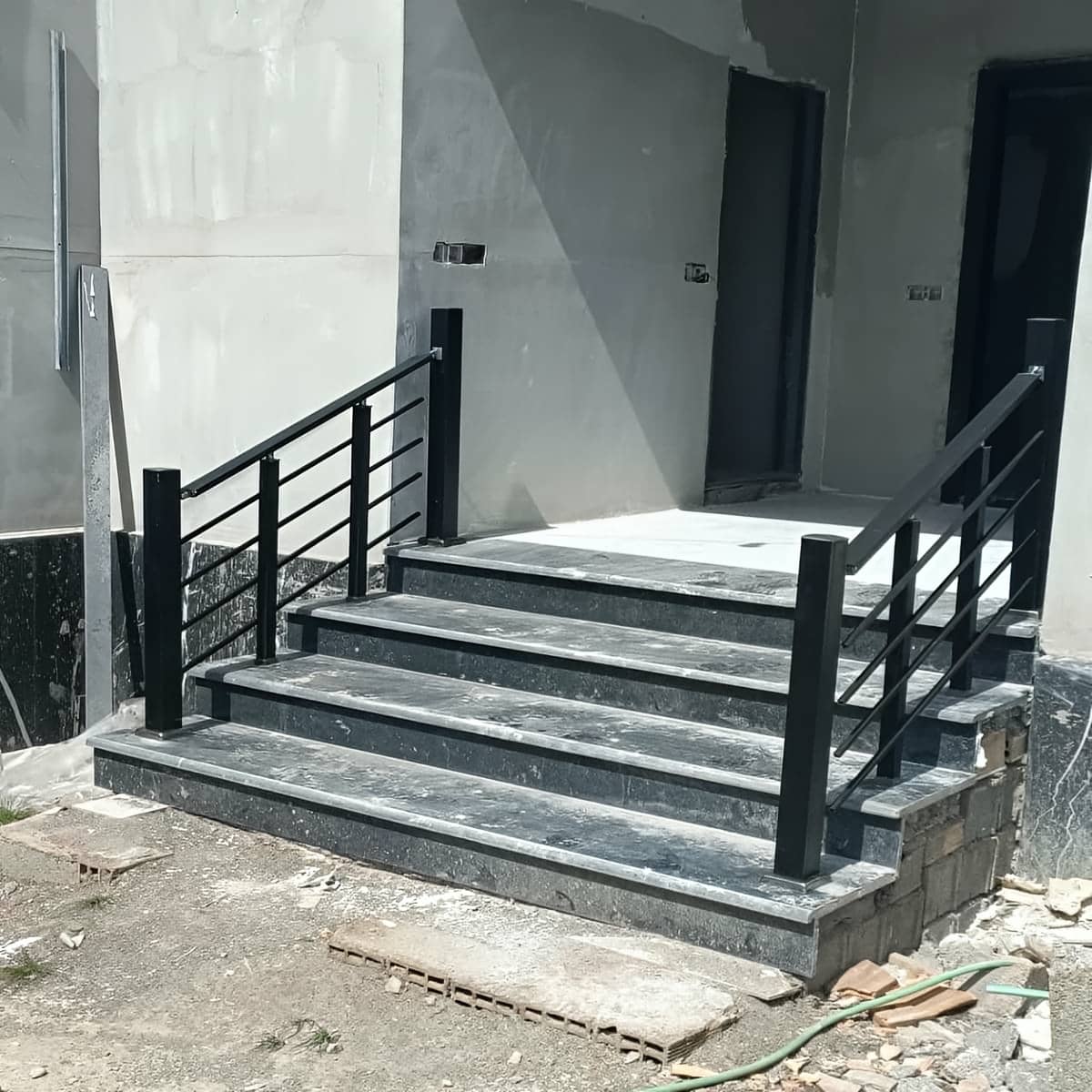 نرده فلزی بالکن اهواز با طرح فلزی ساده