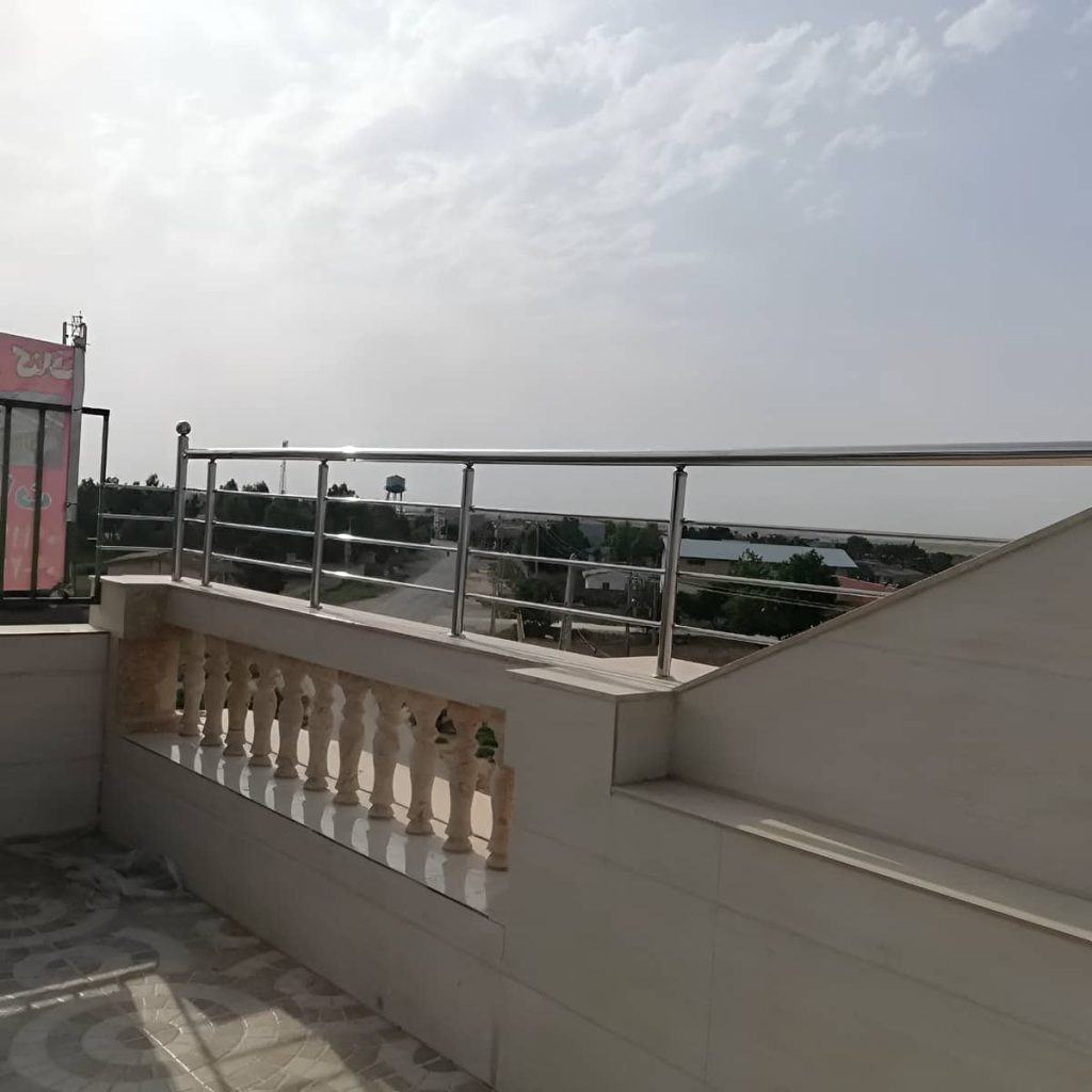 نرده کلاسیک بالکن رنگ تیره نما