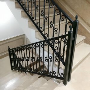 نرده فرفورژه بالکن اهواز با طرح کلاسیک فلزی