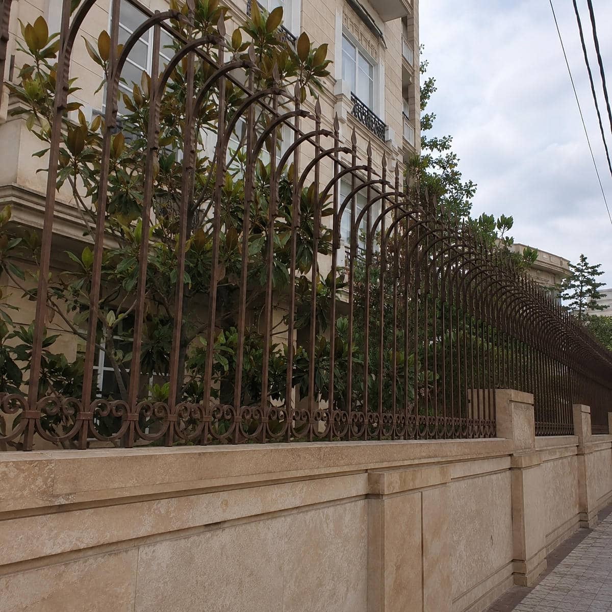 حفاظ سرنیزه ای فلزی اهواز روی دیوار ساختمان